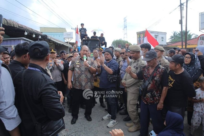 Warga Gelar Aksi Tuntut Perbaikan Jalan Rusak di Buntu Pane, Bupati Asahan Janji Sampaikan ke Pemprov
