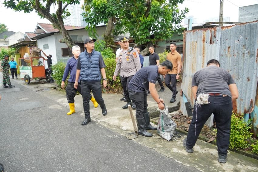 Gotong Royong dan Sapa Warga di Medan Timur, Rico Waas Instruksikan Perangkat Daerah Tindak Cepat Keluhan Warga