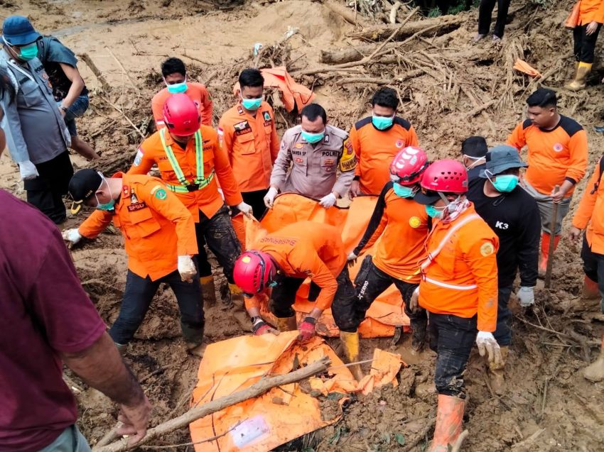 Dua Hari Tertimbun Longsor, Ibu dan Anak di Tapsel Ditemukan Tewas