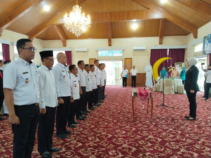 Bupati Tanjabtim Minta Camat Baru Utamakan Pelayanan Publik dan Rangkul Masyarakat di Wilayahnya