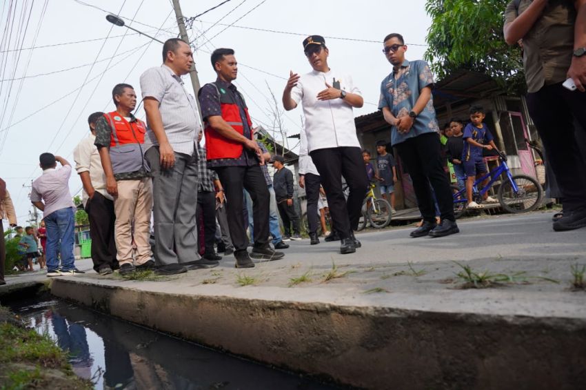 Wali Kota Medan Rico Waas Tinjau Titik Banjir di Mabar, Instruksikan Perbaikan Drainase demi Selamatkan Akses Sekolah