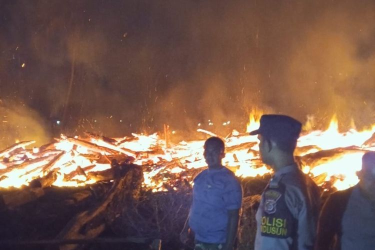 Kebakaran Kayu Sisa Banjir di Aceh Utara Ancam 5 Desa, Camat Sawang Kebingungan
