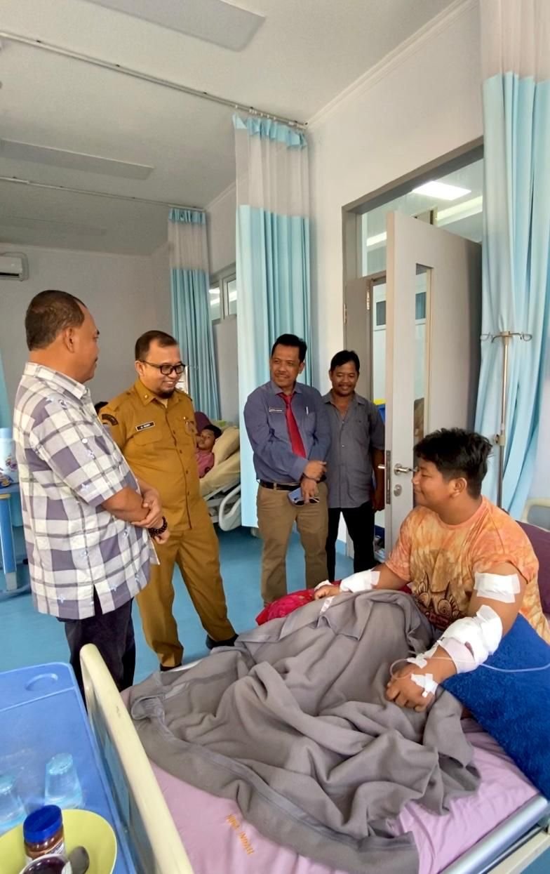Anggota DPRD Sumut M Yusuf Jenguk Siswa Korban Begal di Binjai, Tanggung Seluruh Biaya Perawatan