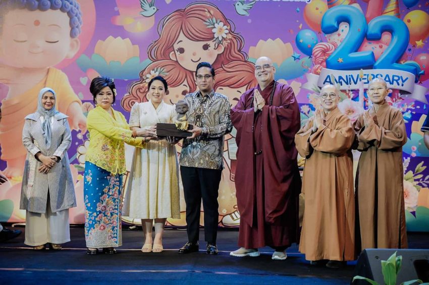 Rico Waas Ajak Warga Medan Perkuat Toleransi Saat Perayaan Waisak 2570 BE