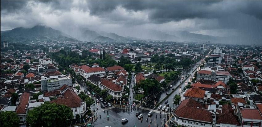 Cuaca Jawa Barat Hari Ini: Bogor hingga Bandung Diguyur Hujan Ringan, Cirebon Cerah Berawan