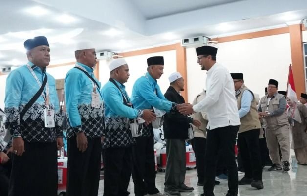 147 Jamaah Haji Labusel Berangkat ke Tanah Suci, Bupati Fery Minta Jaga Kekompakan