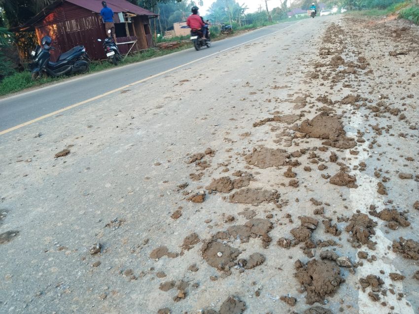 Warga Keluhkan Jalan Lintas Muara Sabak&ndash;Jambi Berlumpur Akibat Aktivitas PKS, Dinilai Bahayakan Pengendara