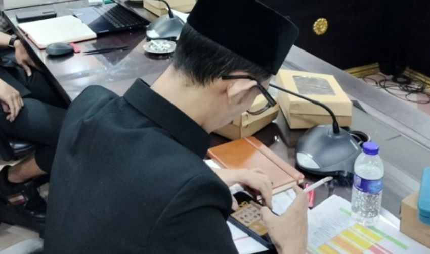 Anggota DPRD Jember Merokok dan Bermain Game Saat Rapat, Dinilai Tak Serius Jalankan Mandat sebagai Wakil Rakyat