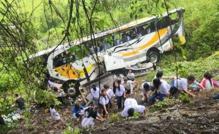 Bus Rombongan Anak Sekolah Minggu dari Kabupaten Batu Bara Masuk Jurang di Toba, Seluruh Penumpang Selamat