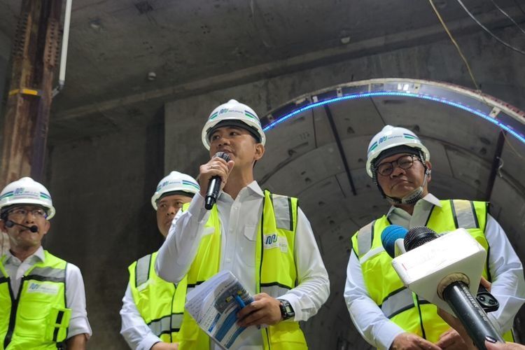 Gibran Tinjau Proyek MRT Fase 2A, Sebut Progres Hampir 60 Persen dan Berjalan Sesuai Rencana