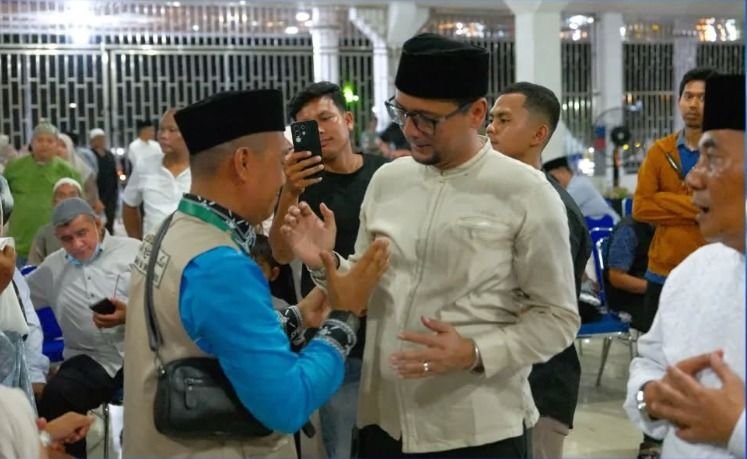 Bupati Labusel Lepas 147 Calon Jemaah Haji, Titip Pesan Jaga Niat dan Nama Baik Daerah
