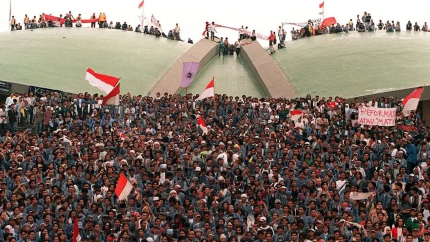Kerusuhan Mei 1998: Dari Tragedi Trisakti hingga Runtuhnya Kekuasaan Soeharto