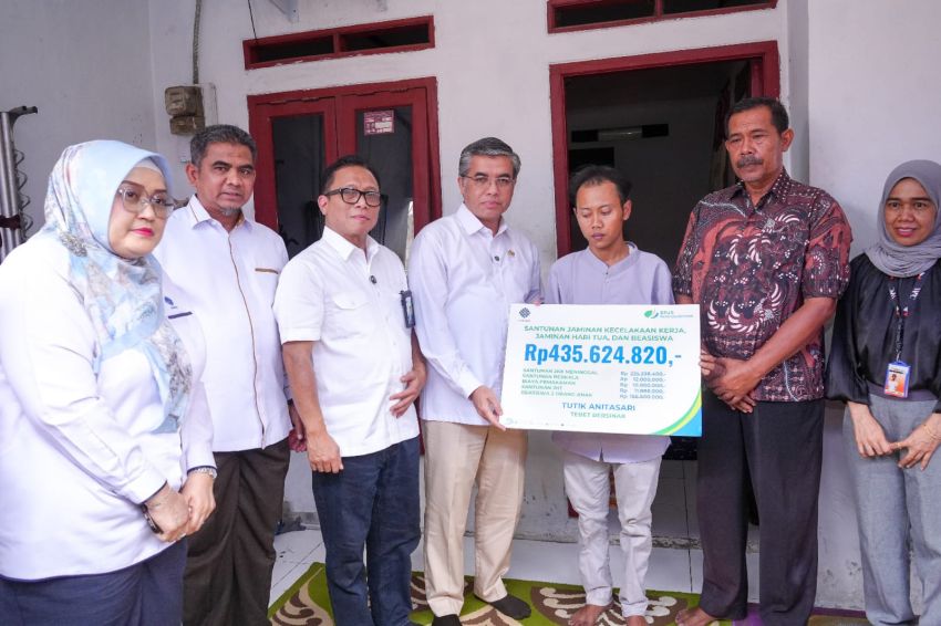 Menaker Tegaskan Perlindungan Pekerja Harus Menyeluruh, Ahli Waris Korban KA Terima Santunan Rp435 Juta