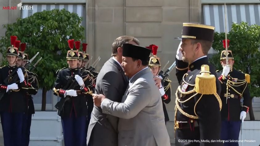 Prabowo dan Macron Tunjukkan Keakraban di Istana &Eacute;lys&eacute;e Paris, Berpelukan hingga Cipika-cipiki