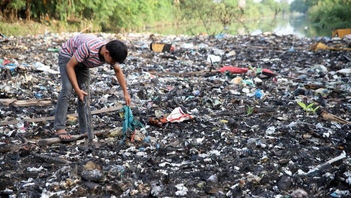 Miris! Sungai di Deli Serdang Dipenuhi Sampah Berubah Hitam dan Bau Menyengat, Warga Resah