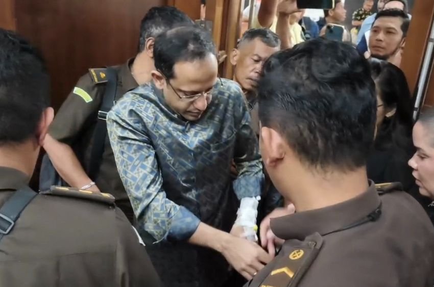 Meski Masih Dirawat, Nadiem Makarim Hadiri Sidang Kasus Chromebook dengan Infus Terpasang