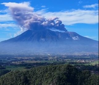Gunung Marapi Erupsi Pagi Ini, Abu Vulkanik Membumbung 2 Km dari Puncak