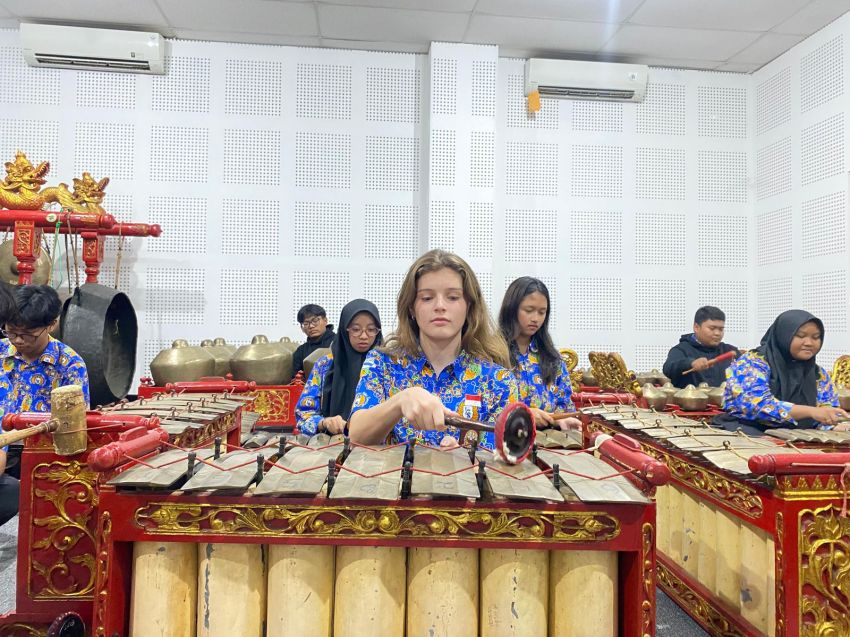 SMA Labschool Unesa 1 Surabaya Bawa Budaya Gamelan Mendunia