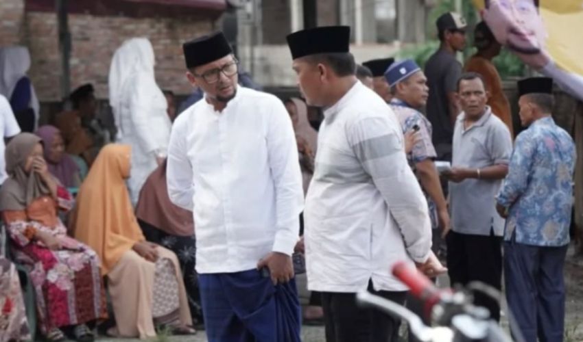 Bupati Labusel Serahkan 7 Ekor Sapi untuk 49 Lansia pada Momentum Iduladha 1447 H