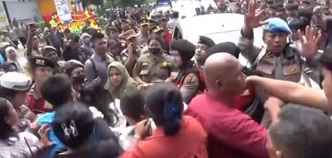 Pelantikan Kades Berujung Ricuh, Massa Teriakkan 'Jangan Jadi Pengkhianat' ke Bupati Deli Serdang