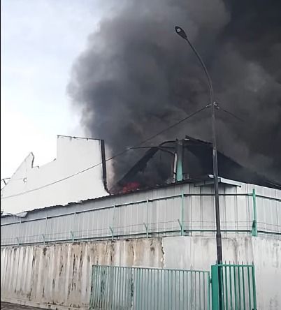 Kebakaran Pabrik Sepatu Karet di Deli Serdang Belum Padam, Petugas Berjibaku Hampir 5 Jam