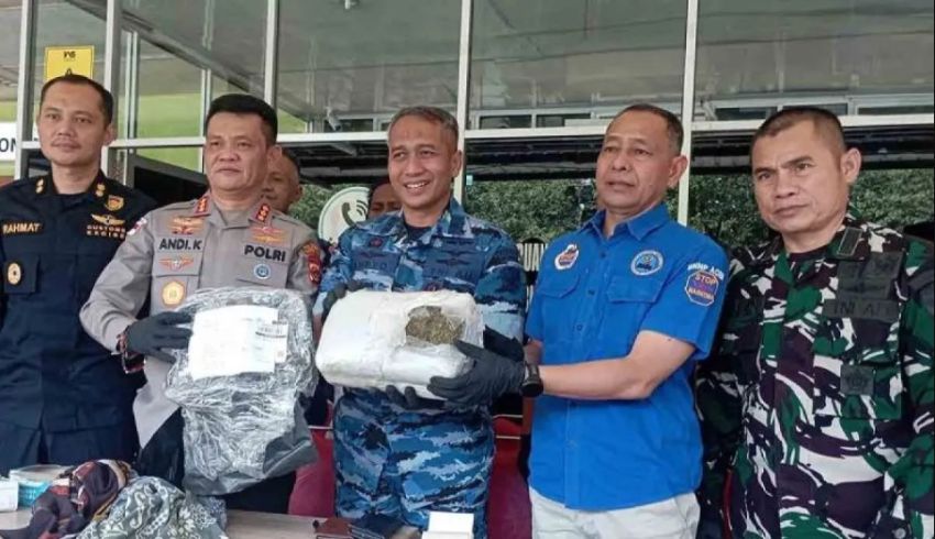 Gagal Lolos! Pengiriman 2,8 Kg Ganja Lewat Ekspedisi di Bandara SIM Digagalkan Petugas