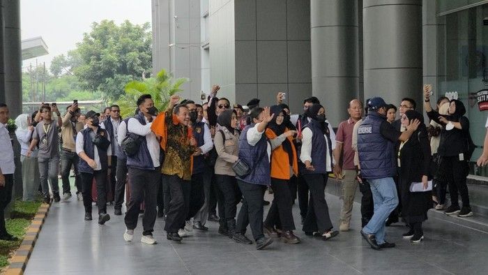 Disambut Takbir Pendukung, Roy Suryo dan Dokter Tifa Resmi Jalani Pelimpahan ke Kejari Jaksel