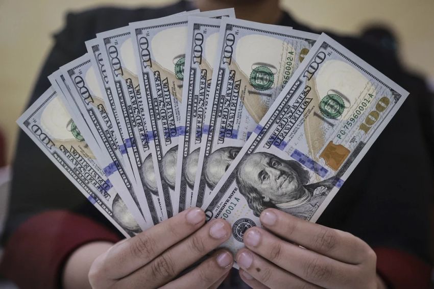 Dolar AS Melesat ke Rp18.132, Rupiah Kembali Tersungkur di Awal Pekan