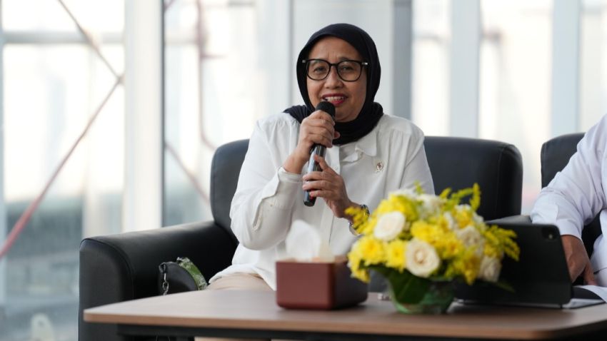 Prabowo Lantik Nanik S Deyang sebagai Kepala BGN di Istana Sore Ini, Bersamaan dengan Said Iqbal