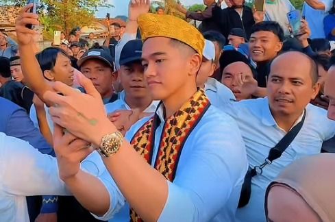 Disaksikan Jokowi, Kaesang Pasang Jaket PSI ke Mantan Kepala Daerah hingga Eks Kader PDIP di Lampung