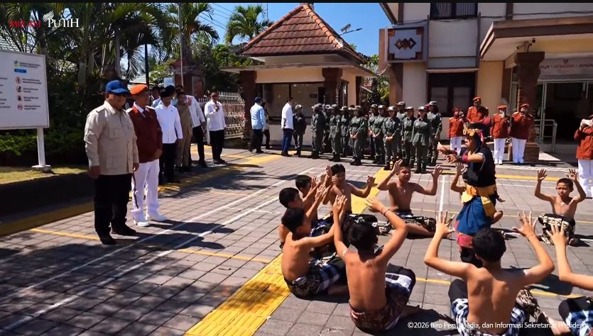 Prabowo Tinjau Sekolah Rakyat di Tabanan, Disambut Tari Kecak dan Yel-yel Siswa
