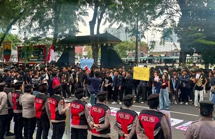 Mahasiswa Nommensen Geruduk DPRD Sumut, Minta Pelaksanaan MBG Dihentikan dan Dievaluasi Menyeluruh