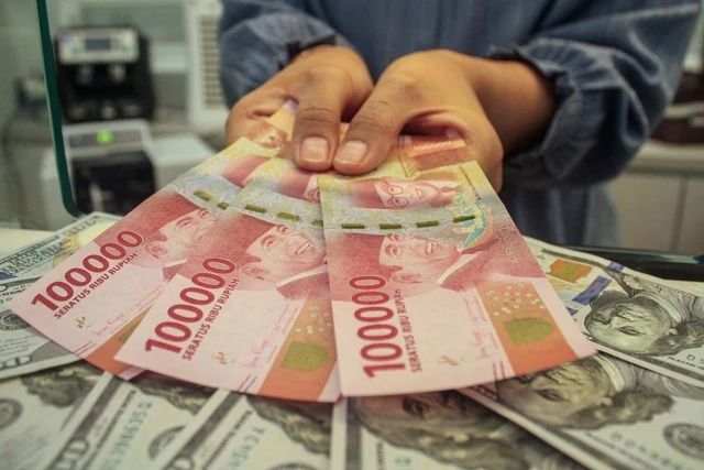 Rupiah Ditutup Melemah ke Rp17.839 per Dolar AS, Sentimen AS-Iran dan Tarif Trump Jadi Pemicu