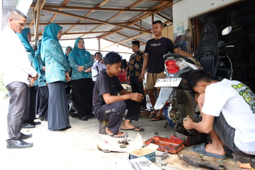 Ketua TP PKK Asahan Tinjau Inovasi Desa Tanjung Asri, Dorong Ketahanan Keluarga dan Kreativitas Remaja