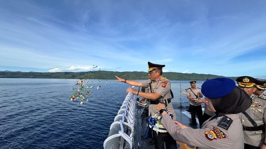 Peringati Hari Bhayangkara ke-80, Polda Aceh Kenang Jasa Pahlawan Lewat Upacara Tabur Bunga di Perairan Teluk Krueng Raya