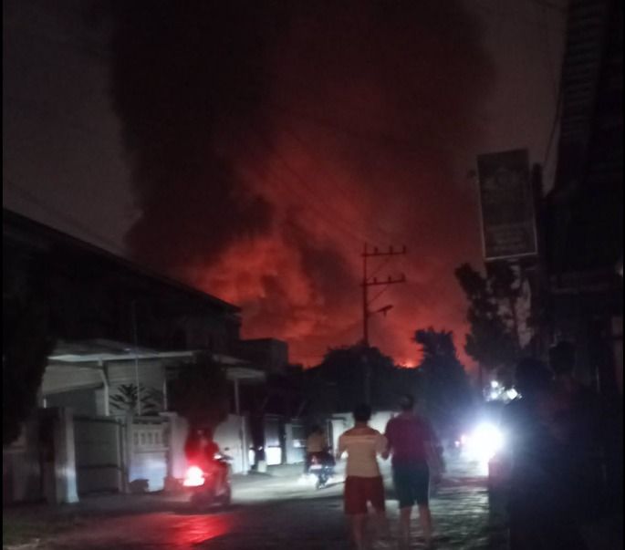 Pabrik Plastik di Medan Johor Dilalap Api, Dentuman Keras Bikin Warga Panik