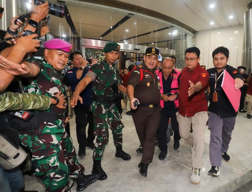 Kejagung Tahan 3 Eks Pimpinan BGN, Dadan Hindayana hingga Sony Sonjaya Digiring ke Mobil Tahanan