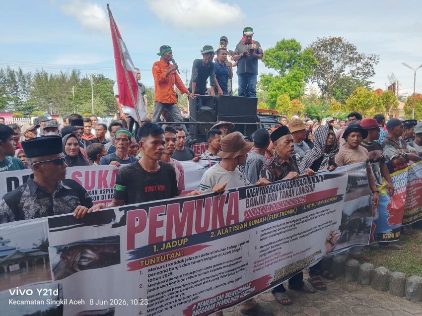 Ratusan Warga Aceh Singkil Geruduk Kantor Bupati, Tuntut Dana Stimulan Banjir Segera Cair