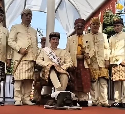 Jokowi Injak Kepala Kerbau Saat Penganugerahan Gelar Adat Lampung, Apa Maknanya?