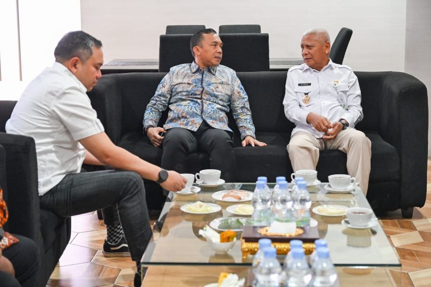 Disambut Ulos di Kualanamu, Menteri BKKBN Wihaji dan Wagub Surya Perkuat Program Bangga Kencana serta Percepatan Stunting