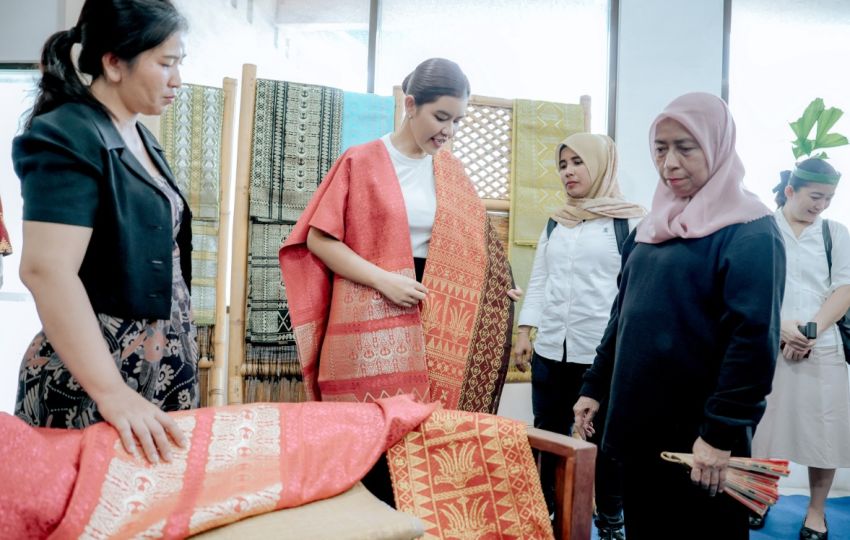 Kunjungi Galeri Dekranasda Gunungsitoli, Kahiyang Ayu Dorong UMKM dan Kerajinan Lokal Naik Kelas