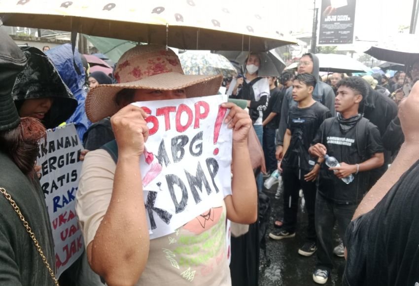 Meski Diguyur Hujan, Aliansi Rakyat Memanggil Tetap Bertahan Suarakan 10 Tuntutan untuk Pemerintah