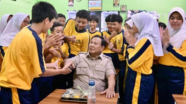 Prabowo Tinjau MBG di SMPN 111 Jakarta, Siswa Diberi Motivasi Raih Cita-cita