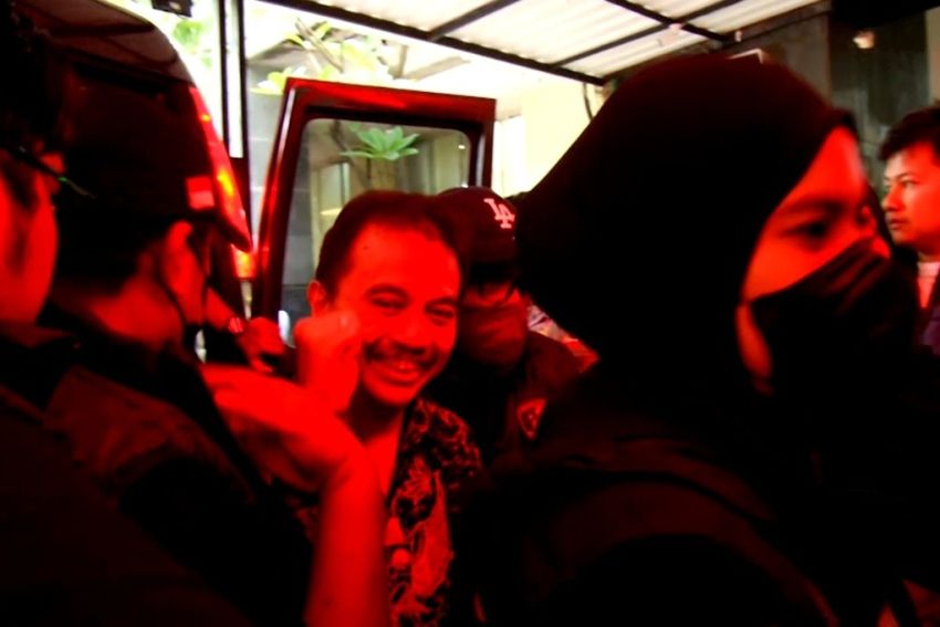 Jelang Tahap II ke Kejaksaan, Roy Suryo Tersenyum dan Kepalkan Tangan Saat Tiba di Polda Metro Jaya