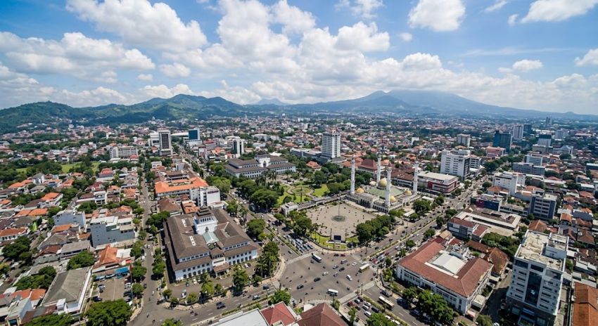 Prakiraan Cuaca Jawa Barat Hari Ini: Mayoritas Cerah, Bandung-Cirebon Waspada Hujan Ringan