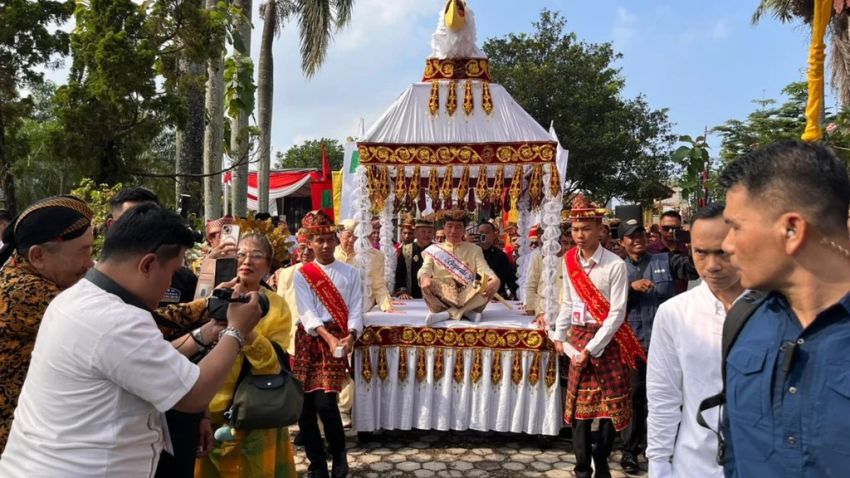 Safari Politik ke Lampung, Jokowi Resmi Sandang Gelar Baginda Pemuka Bangsa