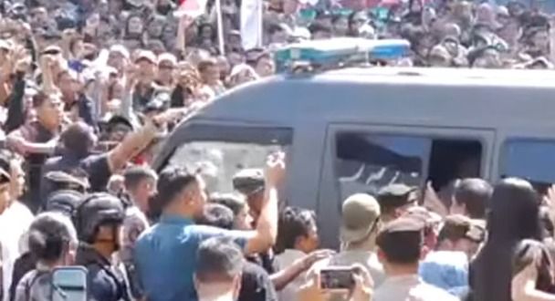 Sidang Korupsi Bupati Pati Ricuh! Eksepsi Ditolak, Massa Pendukung Bentrok dengan Jaksa KPK: Bebaskan Pak Sudewo!