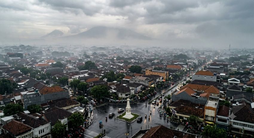 DIY Didominasi Hujan Ringan dan Udara Kabur, Warga Diminta Waspada Perubahan Cuaca