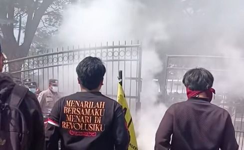 Peserta Demo Diamankan Polisi, Aksi Tolak MBG dan KDMP di Blitar Memanas
