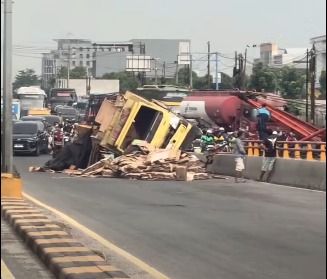 Sopir Diduga Mengantuk, Truk Bermuatan Karton Terbalik di Fly Over Amplas Medan